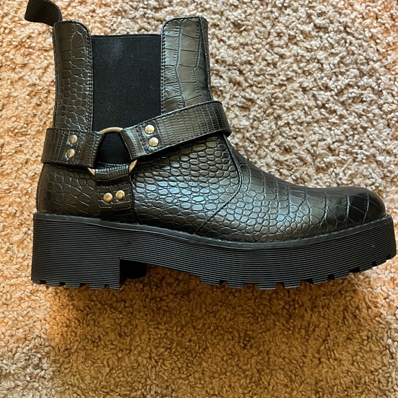 Dirty Laundry Shoes - Black Croc-Embossed Women's Chelsea Boots